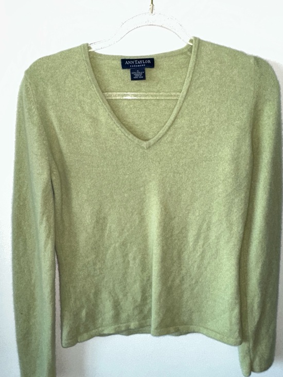 Ann Taylor Sweaters - Ann Taylor 100% cashmere Linen-Blend V-Neck Sweater in Light Green